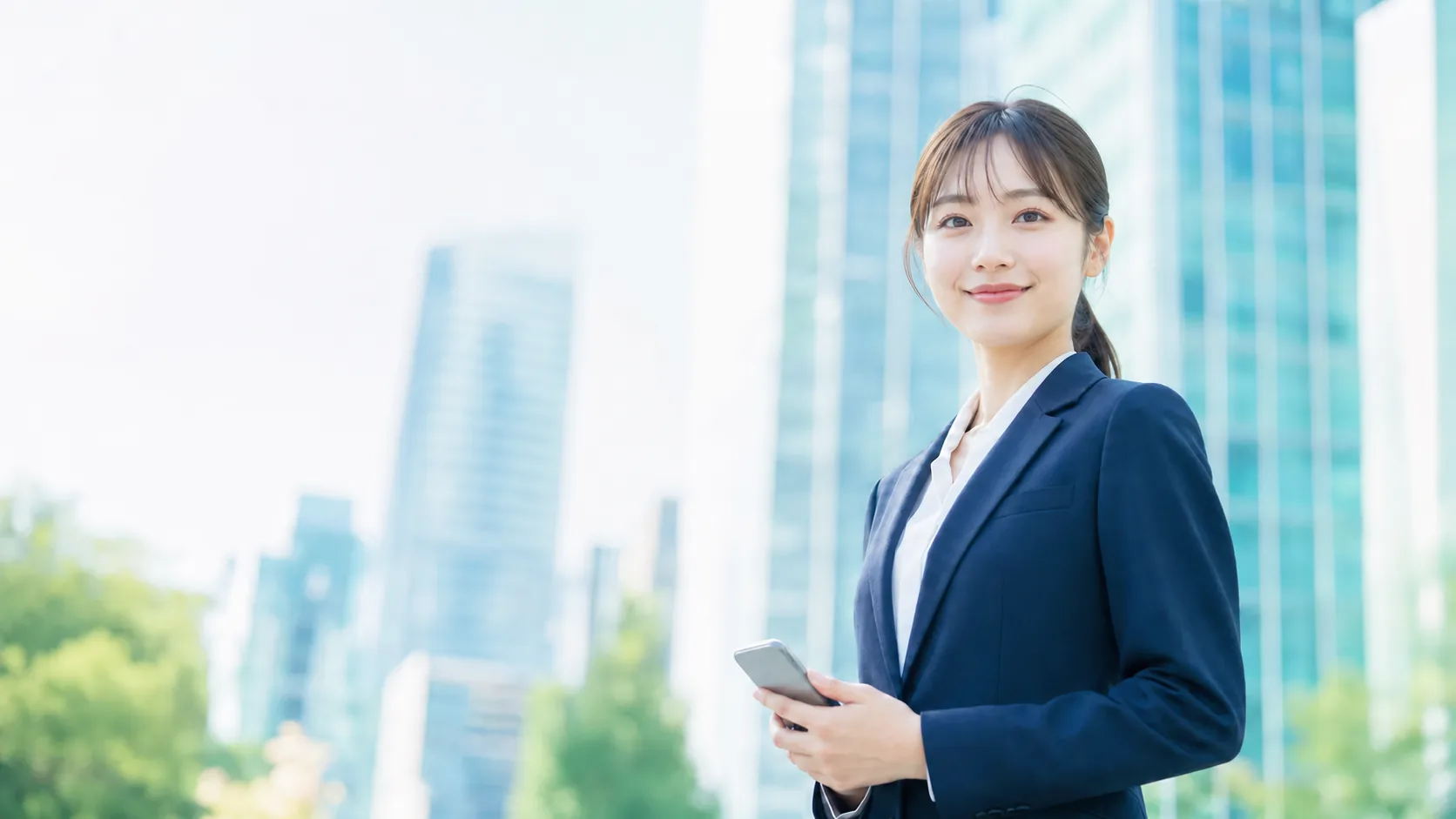 スマートフォンを持つ女子学生