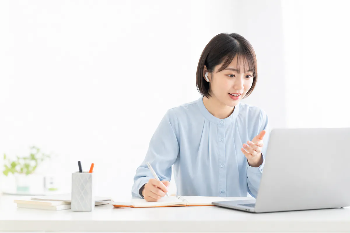 オンラインで就活相談を受ける女子学生