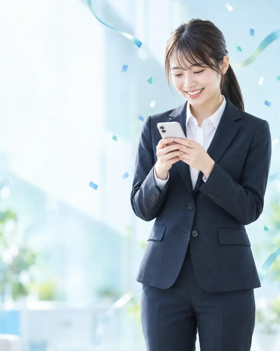 スマートフォンに届いた就活特典を見て喜ぶ女子学生